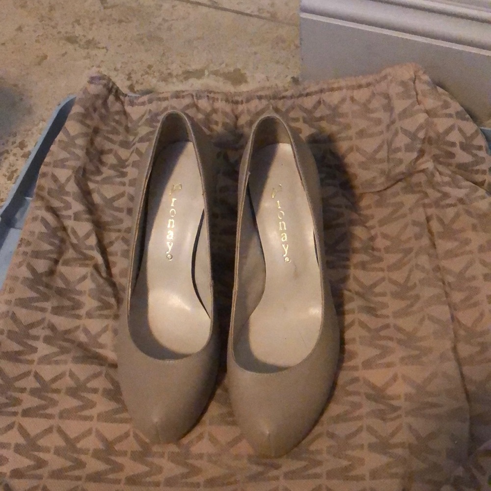 Beige round toe heels